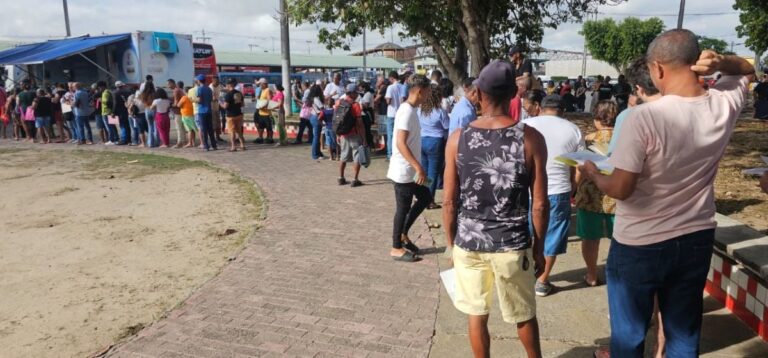 pessoas-na-fila-do-SAC-movel-em-Feira-de-Santana-foto-paulo-Jose-do-Aocrda-Cidade-01