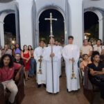 procissao-pessoas-fies-missa-celebracao-igreja-catolica-Catedral-de-SantAna-em-Feira-de-Santana-foto-Ney-Silva-Acorda-Cidade-00