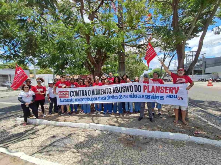 protesto-de-servidores-da-uefs-foto-ney-silva-acorda-cidade-5