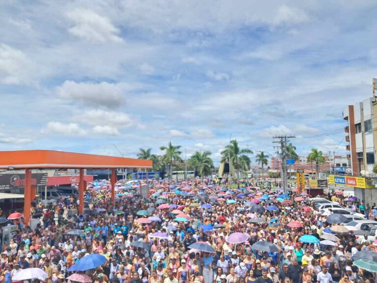 12a-Caminhada-do-Perdao-reune-milhares-de-fieis-nas-ruas-de-Feira-de-Santana-Foto-Ney-Silva-Acorda-Cidade-4