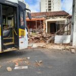 5752-brumado-acidente-onibus-escolar-na-praca-do-fogo