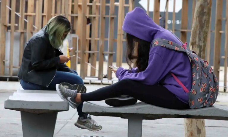 Adolescentes-no-celular-Foto-Rovena-Rosa-Agencia-Brasil-1