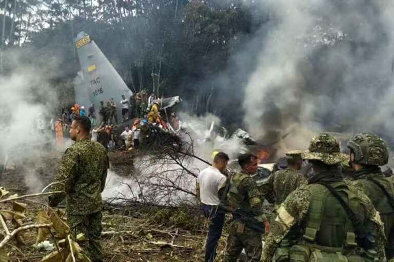 Aviao-militar-cai-na-Colombia-com-soldados-a-bordo-
