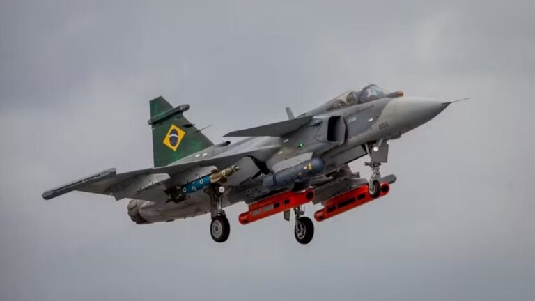 Caca-F-39E-Gripen-durante-testes-de-lancamento-de-bombas-no-Rio-Grande-do-Norte-Foto-Sargento-Muller-Marin-FAB-Divulgacao