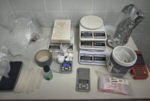 Casal-e-conduzido-a-delegacia-apos-denuncia-de-trafico-de-drogas-no-bairro-SIM-Foto-Reproducao-240326