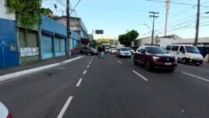 Corpo-de-homem-morto-e-encontrado-dentro-de-carro-de-compras-em-avenida-de-Salvador-Foto-Reproducao-TV-Bahia