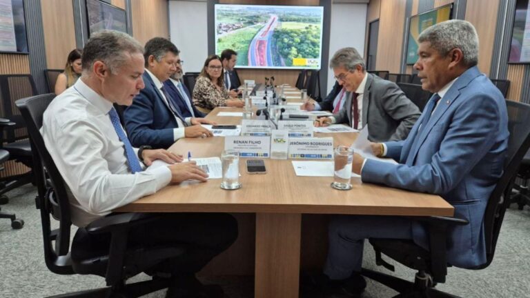 Governador-Jeronimo-Rodrigues-e-Renan-Filho-Ministros-dos-Transportes-do-Brasil-Foto-Eduardo-Aiache-GOVBA