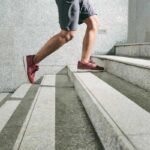 Homem-subindo-escada-Foto-Reproducao-Pixabay