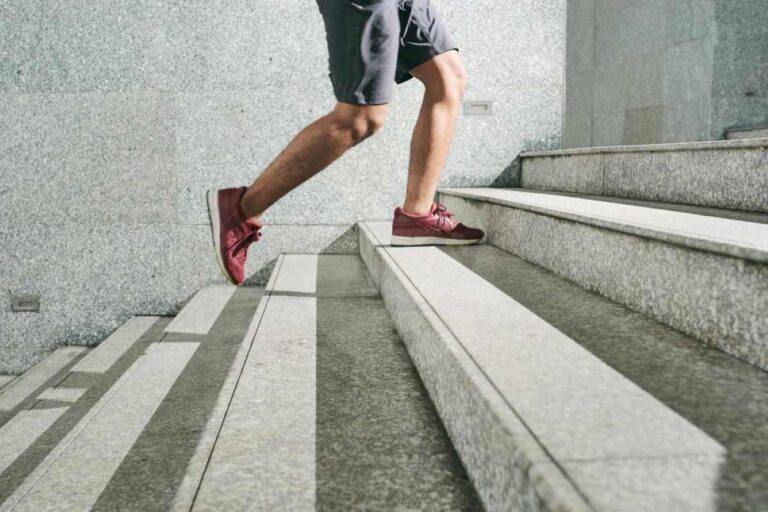 Homem-subindo-escada-Foto-Reproducao-Pixabay