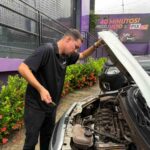 Homem-verificando-carro-Foto-Arquivo-pessoal-Vaapty