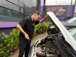 Homem-verificando-carro-Foto-Arquivo-pessoal-Vaapty