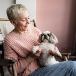 Idosa-com-cachorro-Foto-Reproducao-Freepik