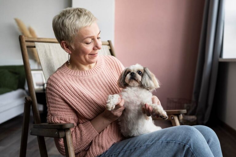 Idosa-com-cachorro-Foto-Reproducao-Freepik