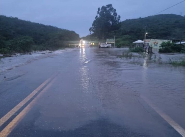 Lago-na-BR-330-transborda-e-invade-trecho-entre-Jequie-e-Jitauna-Foto-Reproducao-Giro-Ipiau