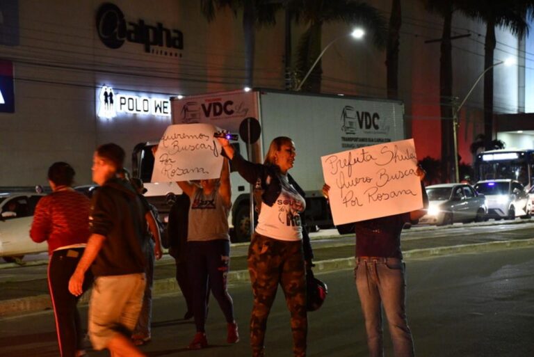 Manifestantes-cobram-buscas-por-mulher-que-desapareceu-em-enxurrada-em-Vitoria-da-Conquista-Foto-Blog-do-Anderson-5