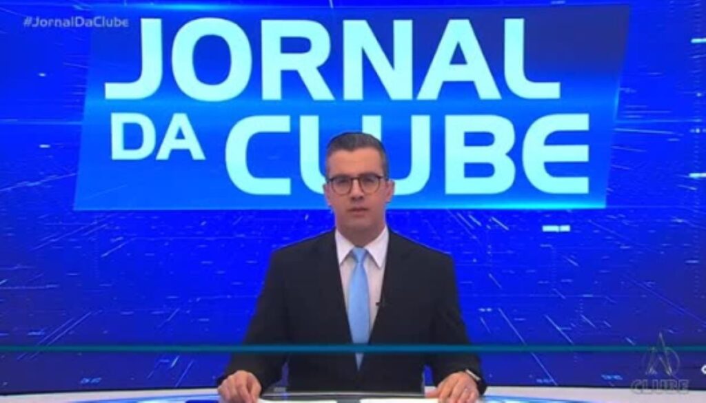 Momento-em-que-o-apresentador-Andre-Costa-noticia-a-morte-de-Manoel-Branco-Foto-Reproducao-Redes-Sociais-