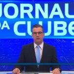 Momento-em-que-o-apresentador-Andre-Costa-noticia-a-morte-de-Manoel-Branco-Foto-Reproducao-Redes-Sociais-