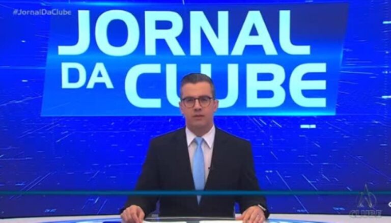 Momento-em-que-o-apresentador-Andre-Costa-noticia-a-morte-de-Manoel-Branco-Foto-Reproducao-Redes-Sociais-