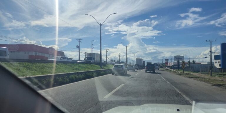 Motoristas-reclamam-de-engarrafamento-proximo-ao-viaduto-Portal-do-Sertao-em-Feira-de-Santana-