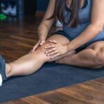 Mulher-tocando-no-joelho-Foto-Reproducao-Freepik