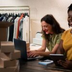 Mulheres-fazendo-compras-online-Foto-Reproducao-Freepik-