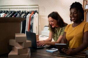 Mulheres-fazendo-compras-online-Foto-Reproducao-Freepik-