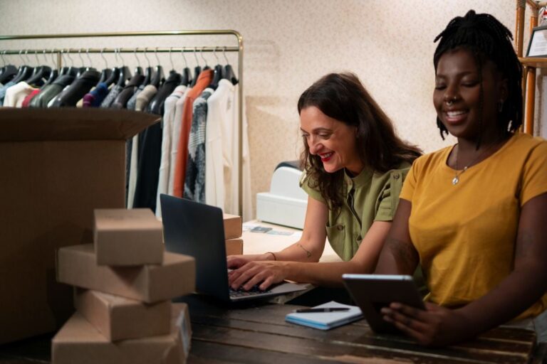 Mulheres-fazendo-compras-online-Foto-Reproducao-Freepik-