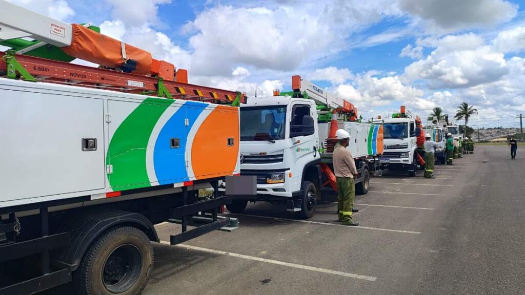 Neoenergia-Coelba-realiza-megaoperacao-para-manutencao-de-rede-eletrica-na-Avenida-Artemia-Pires-Foto-Ed-Santos-Acorda-Cidade-4