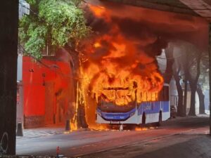Onibus-incendiado-por-criminosos-na-Av-Paulo-de-Frontin-no-bairro-Rio-Comprido-Foto-Andre-Coelho-TV-Globo