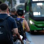 Pessoas-esperando-transporte-publico-Foto-Fernando-Frazao-Agencia-Brasil