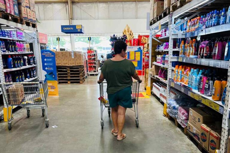 Pessoas-fazendo-compras-em-supermercado-Foto-Divulgacao-Settdec-2