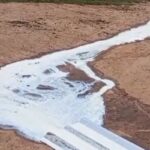 Produtor-joga-fora-2-mil-litros-de-leite-por-conta-de-estrada-intransitavel-em-Riacho-de-Santana-Foto-WhatsApp-Achei-Sudoeste