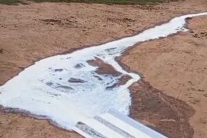 Produtor-joga-fora-2-mil-litros-de-leite-por-conta-de-estrada-intransitavel-em-Riacho-de-Santana-Foto-WhatsApp-Achei-Sudoeste