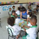 Professor-rede-municipal-de-ensino-sala-de-aula-alunos