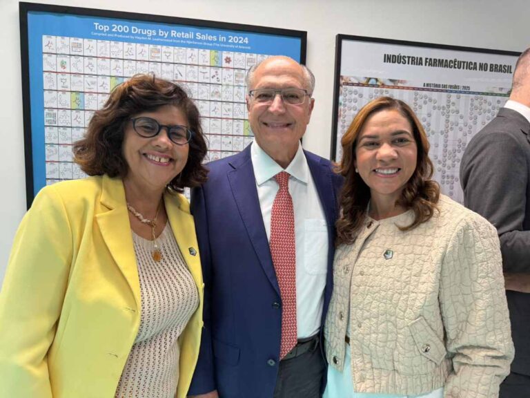 Roberta-Santana-acompanha-Lula-e-Padilha-em-visita-a-Bionovis-Foto-Divulgacao-Saude-GovBA