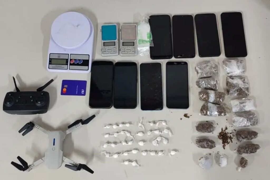 Sete-menores-sao-encontrados-em-casa-com-drogas-Foto-WhatsApp-Achei-Sudoeste-260326