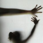 Silhueta-de-um-adulto-e-uma-crianca-Foto-Elza-Fiuza-Arquivo-Agencia-Brasil