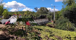 acidente-de-caminhao-Foto-Reproducao-Achei-Sudoeste