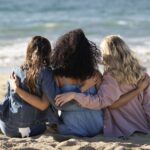 amigas-de-costas-na-praia