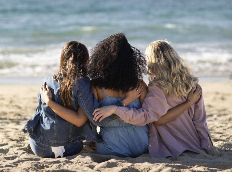 amigas-de-costas-na-praia