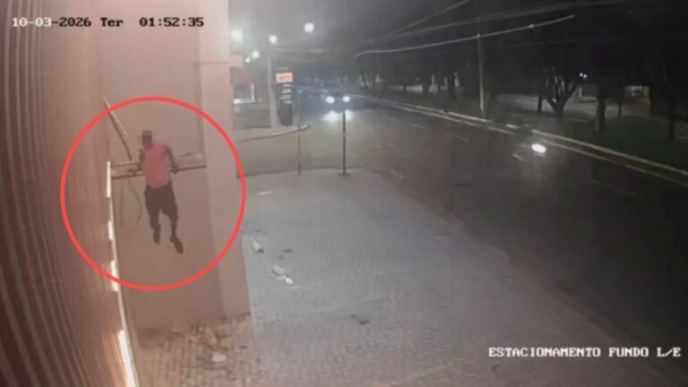 camera-de-seguranca-flarga-homem-furtando-fios-em-clinica-de-Feira-de-Santana-foto-reproducao-