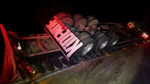 carreta-tomba-na-BA-650-Ipiau-foto-divulgacao-