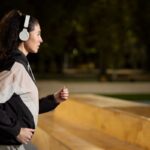 corredor-fone-de-ouvido-pratica-de-exercicio-fisico-foto-reproducao-freepik