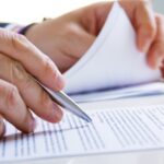 escritorio-sentado-notas-pessoais-brancas-cartorios-documentos-registro-foto-NensuriaFreepik