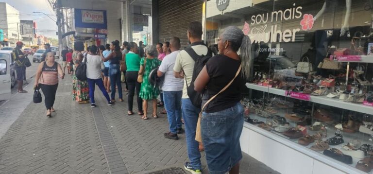 fila-remedios-gratuitos-em-Feira-de-Santana-foto-Paulo-Jose-Acorda-Cidade-02