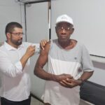 medico-secretario-de-Saude-de-Feira-de-Santana-Rodrigo-Matos-aplicando-vacina-contra-a-gripe-foto-Paulo-Jose-Acorda-Cidade-