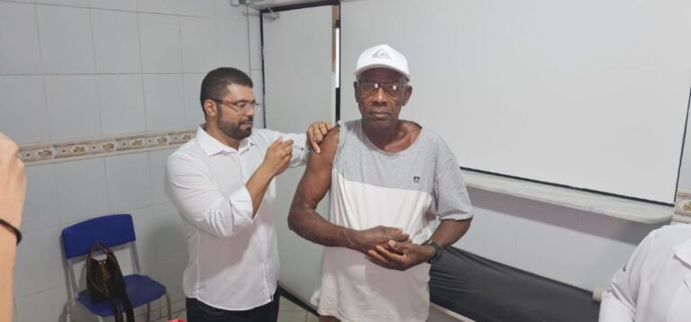 medico-secretario-de-Saude-de-Feira-de-Santana-Rodrigo-Matos-aplicando-vacina-contra-a-gripe-foto-Paulo-Jose-Acorda-Cidade-