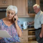 mulher-idosa-falando-ao-telefone-enquanto-homem-trabalha-na-cozinha-de-casa_-freepik