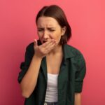 mulher-mao-na-boca-dor-de-dente-mal-halito-foto-freepik