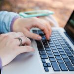 notebook-mulher-digitando-trabalhando-escrevendo-foto-JaneMarySnyder-Pixabay
